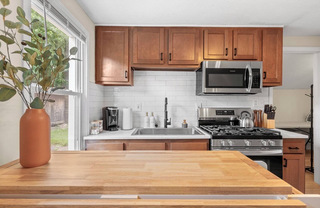 Charming 1-bedroom house with WiFi, AC in peaceful Cleveland 3215
