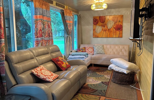 Charming 1-bedroom in Astor direct St Johns River,with Boat Dock.