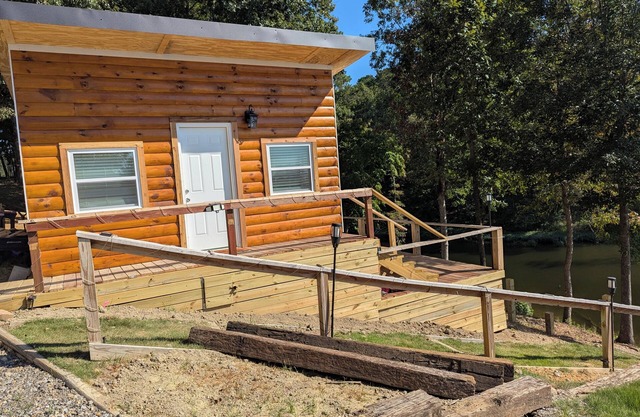 Charming 1-bedroom Log Cabin on Lake Jordan with water front, large deck ,AC,