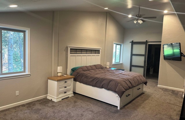 Charming 1-bedroom shop apartment on 5 acres in quiet culdasac