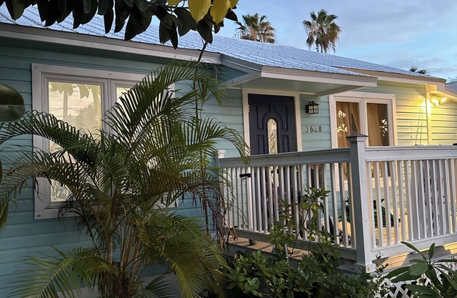 Charming 1-bedroom/Sleeps 5/kitchenette in the Heart of Key West- , shared pool
