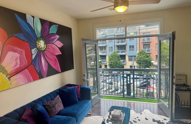 Charming 1-bedroom unit - steps from restaurants, entertainment and light rail