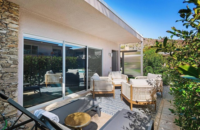 Charming 1-bedroom condo in enchanting Palm Springs Historic Tennis Club