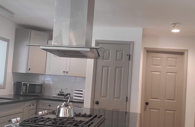 Charming 1-bedroom house with WiFi, AC in pleasant Stockbridge, event charge