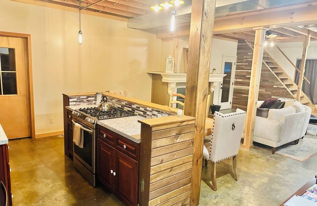 Charming 1-bedroom house in pleasant Sugar Creek with AC