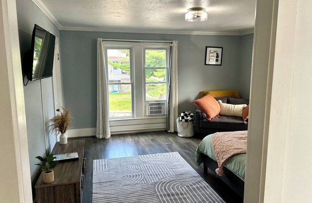 Charming 1-bedroom with Office, Full Kitchen, strong WiFi, Washer, and Dryer