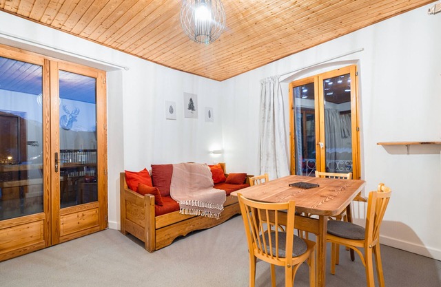 Charming 1-BR Apartment for 4 with Pool, Wi-Fi & Parking, Near Ski Slopes