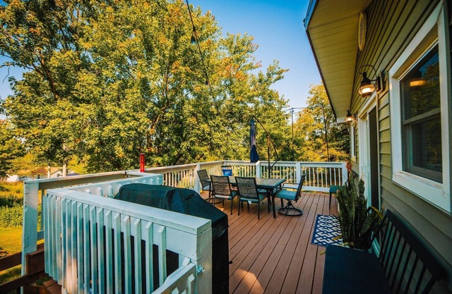 Charming 1-BR Retreat with Stunning Claytor Lake Views - Sleeps 6!