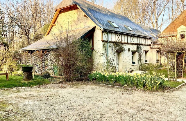 Charming 18th Century Farmhouse: 4BR, Modern Comfort, Large Woodland Park, Family-Friendly Amenities