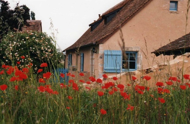 Charming 19th Century Cottage with Large Garden and River Access, Near Medieval Village