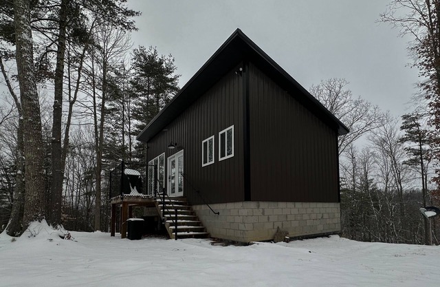 Charming 1BD Forest Retreat with Wifi & Fireplace