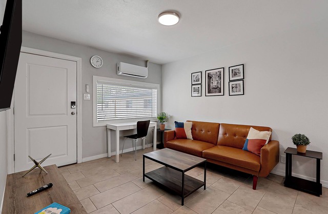 Charming 1BR/1BA Rental - Fully Remodeled & Modern Unit 3n