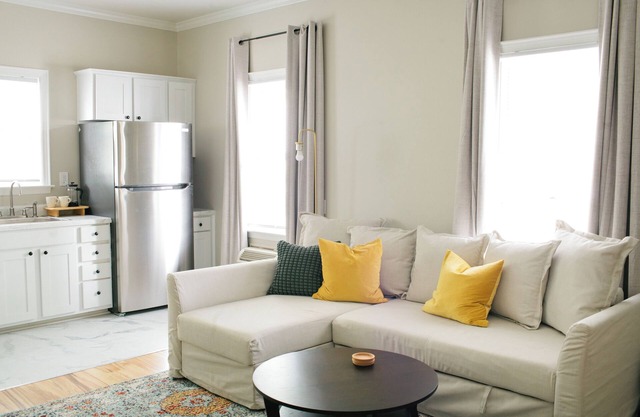 Charming 1BR Cottage Downtown