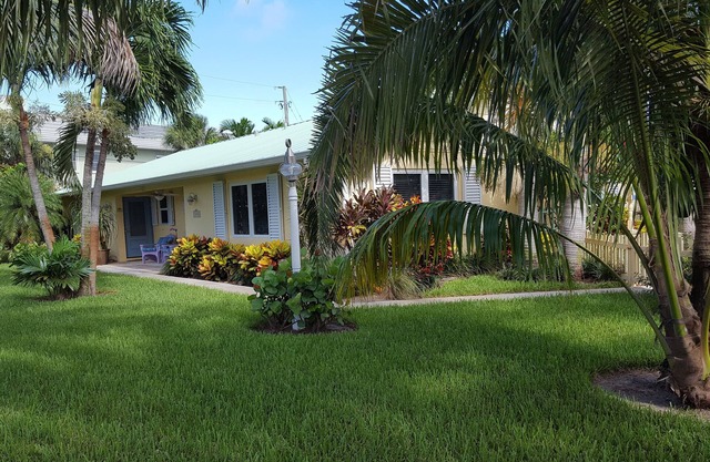 Charming 2/1 Tropical Getaway - Walk to Beach