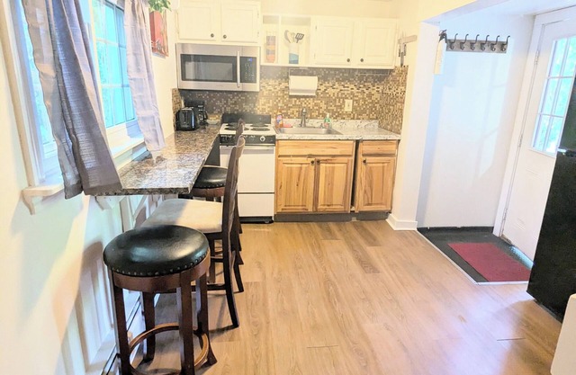 Charming 2-bedroom apartment in nice Old Orchard Beach with WiFi