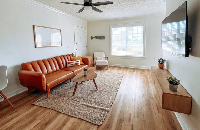 Charming 2-bedroom house in West End, Panama City Beach with WiFi, AC, Lake