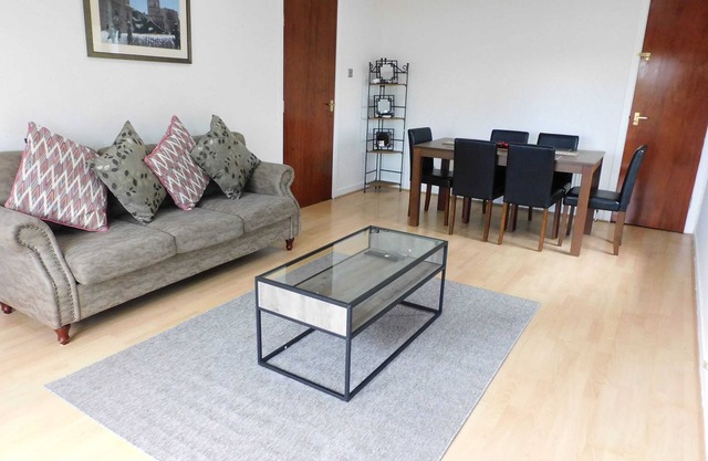 Charming 2 bed apt close to City and SEC/Hydro