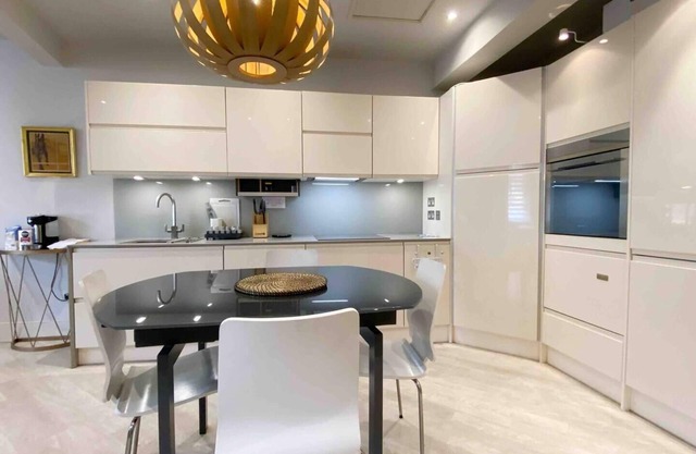Charming 2-Bed Apt with 2 bathtub central London