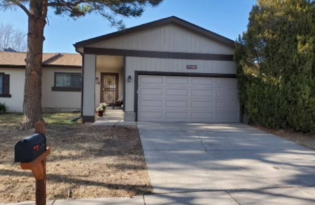 Charming 2-bedroom townhome with WiFi and AC in lovely Colorado Springs