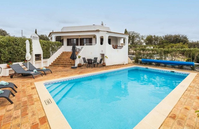 Charming 2 bed villa, short drive from Sao Bras