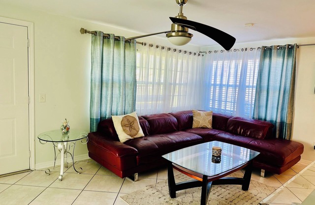 Charming 2-bedroom Florida cottage home, walking distance to Barefoot beach.
