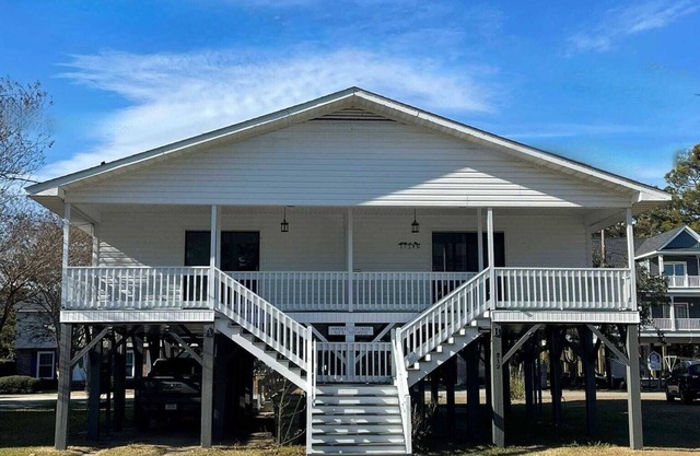 Charming 2-bedroom cottage near downtown Surfside Beach. Quick walk to the beach