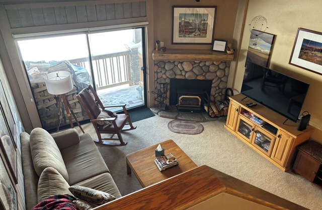 Charming 2-bedroom condo in delightful Mammoth Lakes with fitness room, WiFi