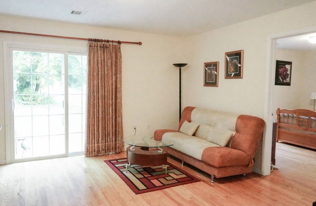 Charming 2-bedroom Apartment with AC and WiFi in fabulous Scotch Plains