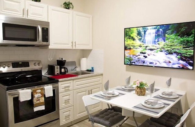 Charming , 2 bedroom , 1 bath and full kitchen, retreat with pool