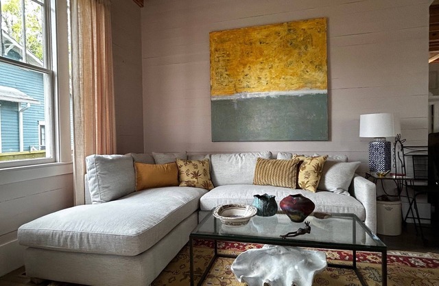 Charming 2 bedroom, 2 1/2 bath bungalow near historic district in Savannah