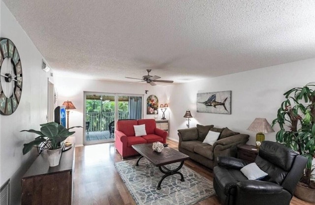 Charming 2-bedroom, 2 bathroom condo with WiFi, AC in South Naples with lanai
