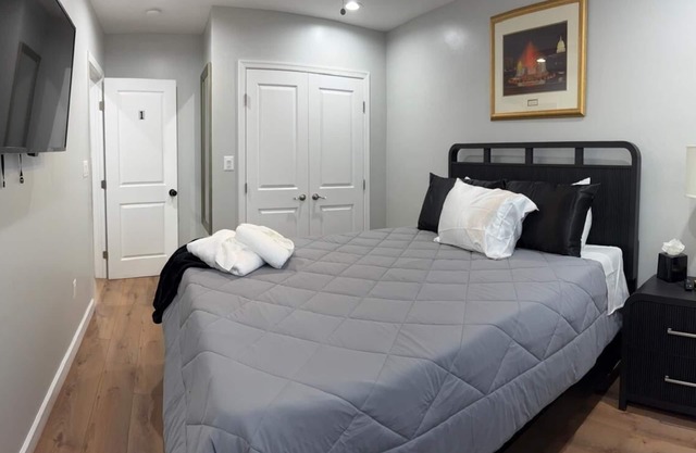 Charming 2-bedroom apartment in enchanting Washington with WiFi, AC