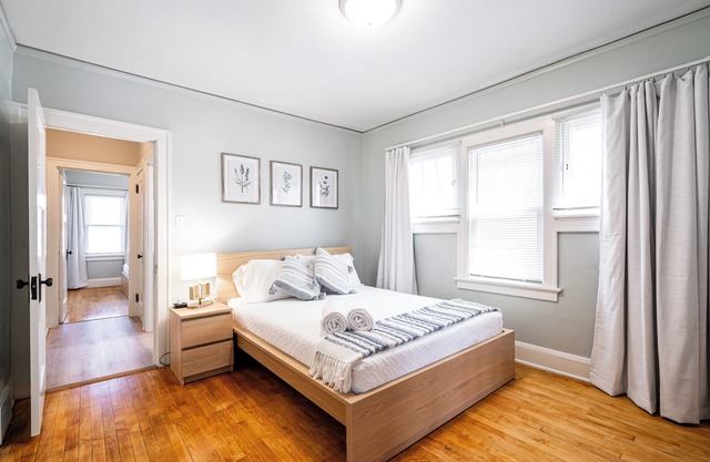 Charming 2-bedroom apartment with AC, WiFi in fantastic West Allis