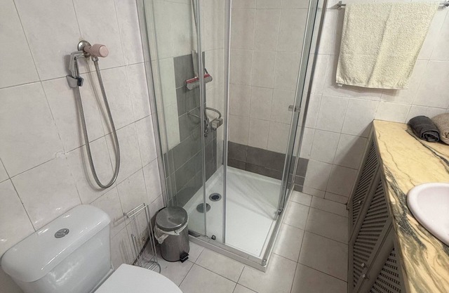 Charming 2-bedroom apartment with AC, WiFi in lovely Estoril! Beach in 2km
