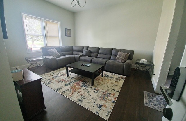 Charming 2-bedroom apartment in St. Louis with AC, WiFi, & in-unit laundry!