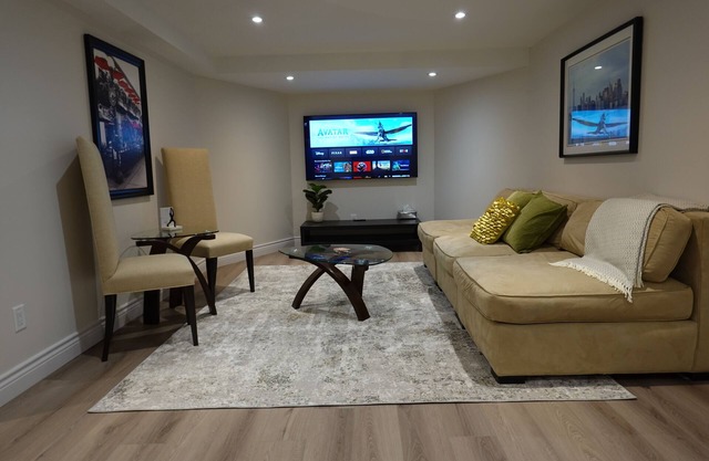 Charming 2-bedroom apartment with WiFi, AC in fabulous Vaughan