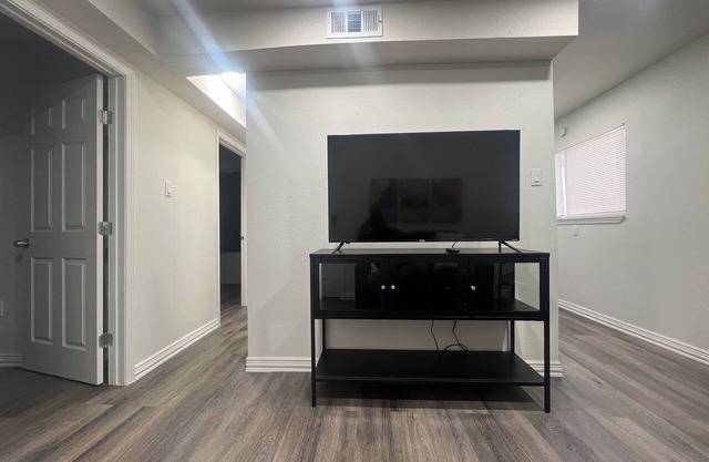 Charming 2-bedroom apartment with WiFi, AC in enchanting Houston.