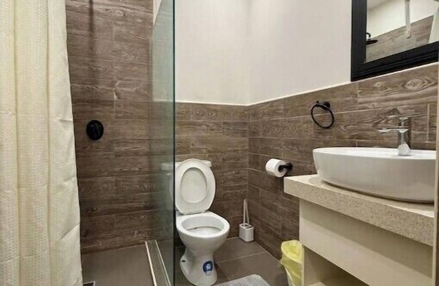 Charming 2-bedroom apartment with WiFi, AC in wonderful Rowans