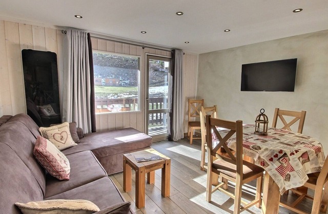 Charming 2-Bedroom Apartment for 4 with Mountain View in Méribel Mottaret