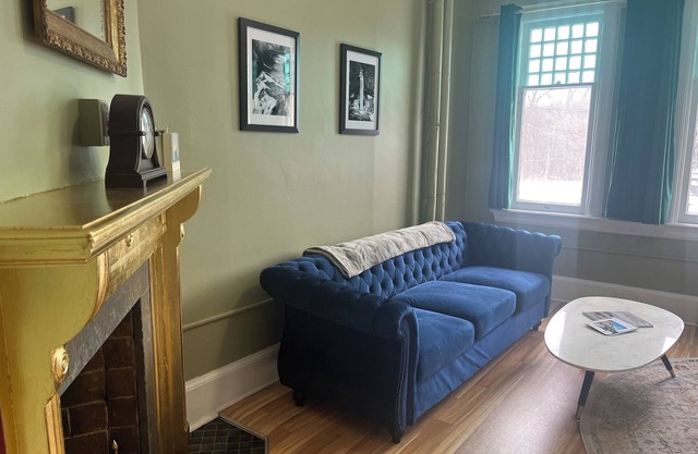 Charming 2-bedroom apartment with WiFi, AC in enchanting Ithaca