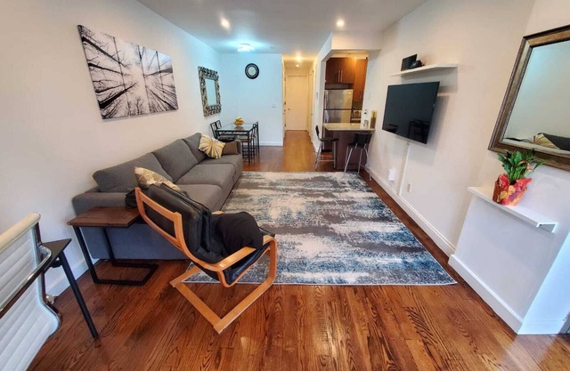 Charming 2-bedroom apartment with AC, WiFi everything you'll need in Astoria