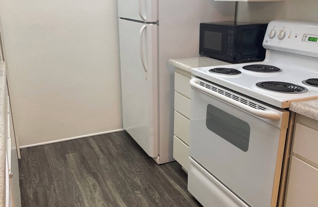 Charming 2-bedroom apartment with fitness room and pool in adorable Brea