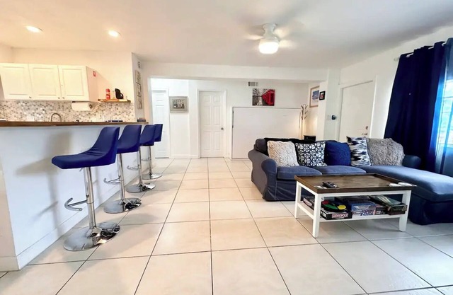 Charming 2-bedroom bungalow 1.5 mi to beach, Huge Parking Lot, AC, Heater, WiFi