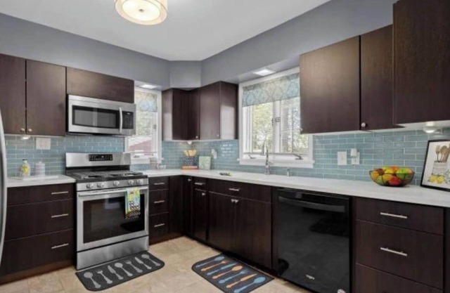 Charming 2-bedroom Brick Ranch house wooded lot with WiFi in terrific Godfrey