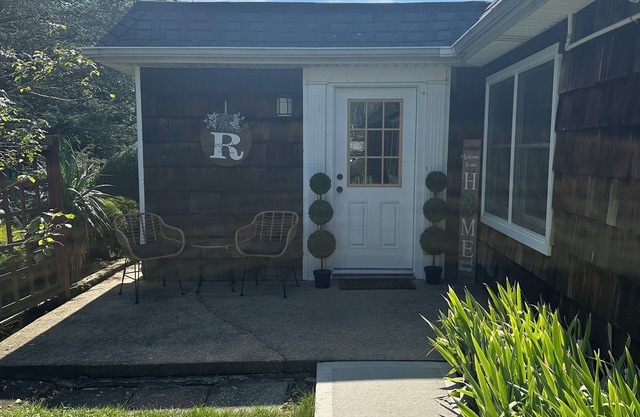Charming 2-bedroom bungalow in Seaford with outdoor bar area for the RYDER CUP