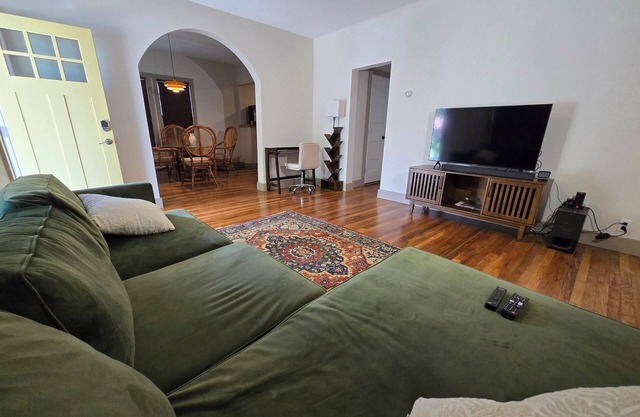 Charming 2-bedroom bungalow with fast WiFi and near Bishop Arts