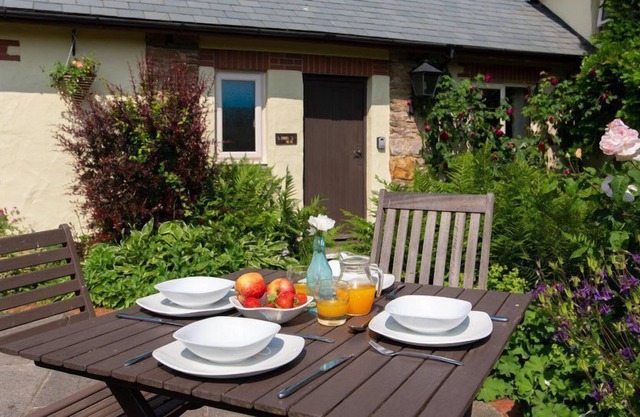 Charming 2-bedroom cottage near North Devon beaches with shared pool and tennis court.