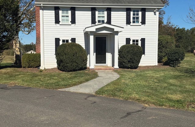 Charming 2-bedroom cottage. Near the town of Pluckemin