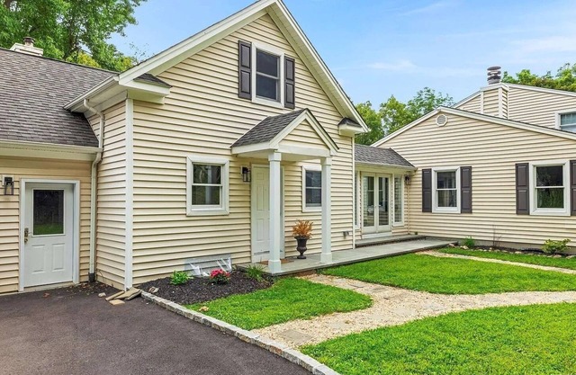 Charming 2-bedroom cottage with WiFi, AC and Parking spot Huntington