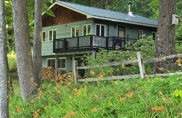 Charming 2-bedroom cottage in Keeseville with AC